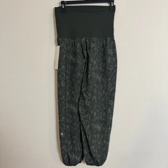 Lululemon gator green yoga om pant - Picture 5 of 7